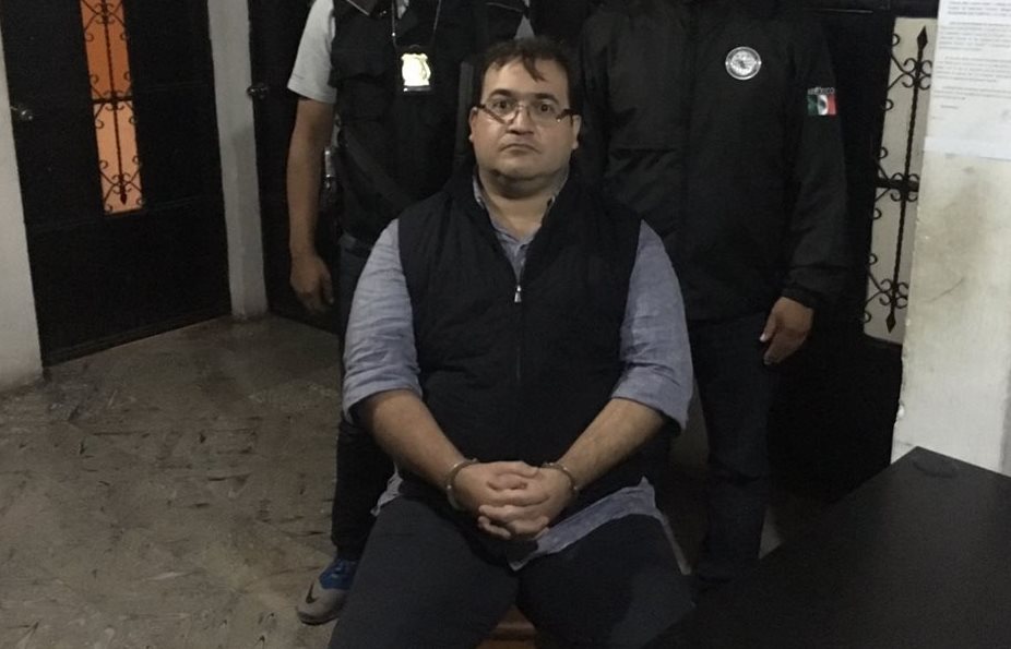 Agentes de Interpol custodian a Javier Duarte de Ochoa luego de ser capturado en un hotel de Panajachel, Sololá. (Foto Prensa Libre: PNC)