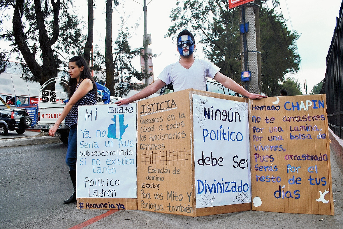 Mario exige que se ponga un alto a los actos de corrupción en el Gobierno. (Foto Prensa Libre: Alejandra Martínez)