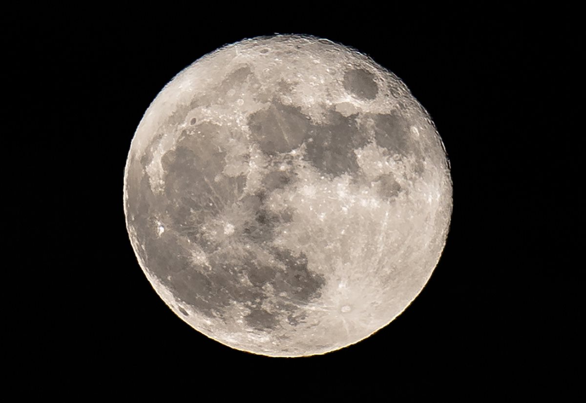 Según un nuevo estudio, la Luna es rica en agua. (Foto Prensa Libre: AFP)