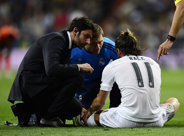 Gareth Bale se marchó lesionado del estadio Santiago Bernabéu. (Foto Prensa Libre: AFP)