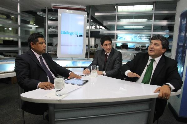 El exmagistrado de la CSJ,  Luis Fernández Molina, y  el abogado Adolfo Alarcón conversan con el periodista Byron Vásquez, citados de derecha a izquierda, en el programa Diálogo Libre.