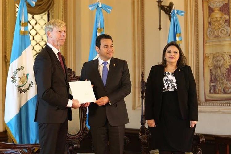 El embajador Anders Kompass al momento de presentar sus cartas credenciales al presidente Jimmy Morales. (Foto Prensa Libre: Minex)