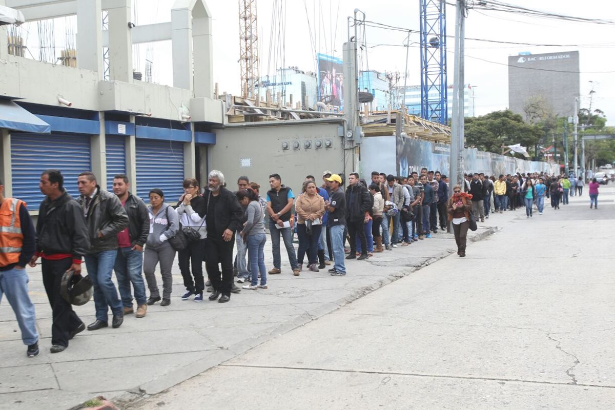 Larga fila de personas esperando para hacer el trámite de antecedentes. (Foto Prensa Libre: Érick Ávila)