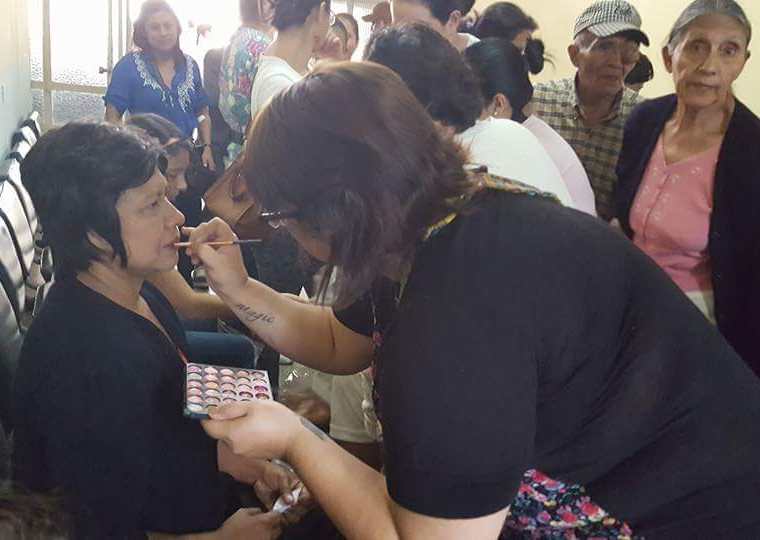 Las beneficiadas con peluca también son maquilladas por voluntarios. (Foto Prensa Libre: Cortesía Cabello por Sonrisas).