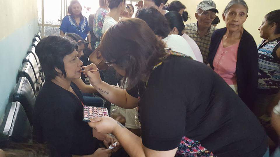 Las beneficiadas con peluca también son maquilladas por voluntarios. (Foto Prensa Libre: Cortesía Cabello por Sonrisas).