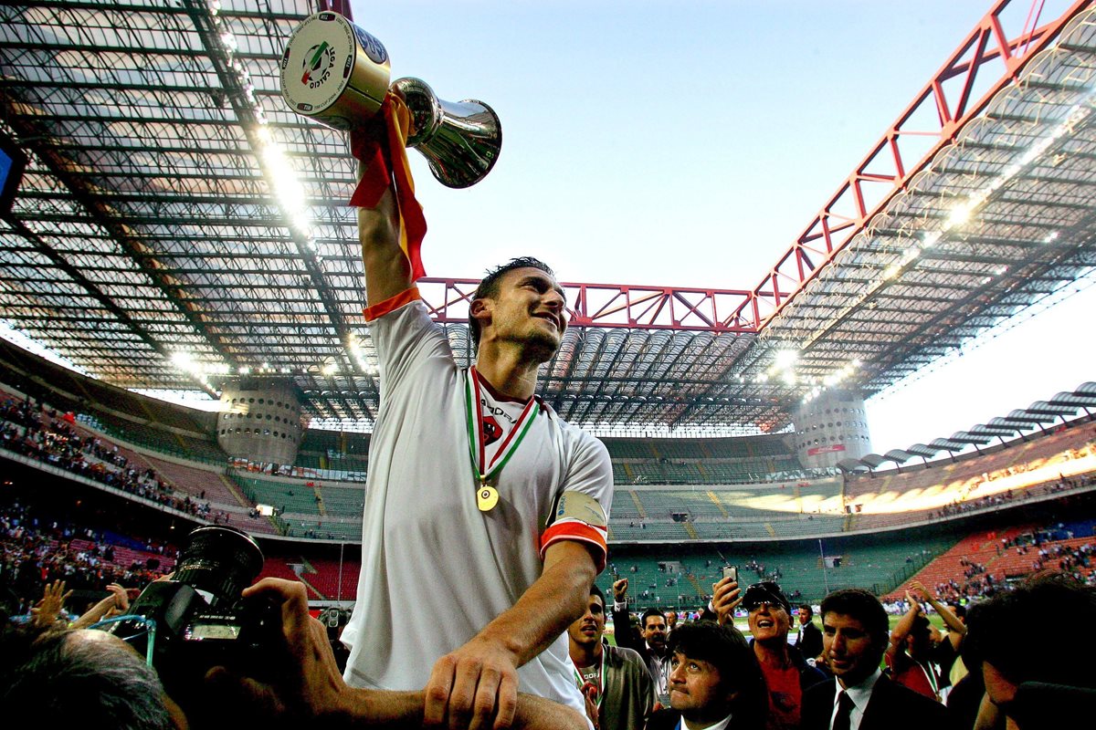 Francesco Totti mientras levanta el trofeo de la Copa italiana en mayo de 2017. (Foto Prensa Libre: EFE)