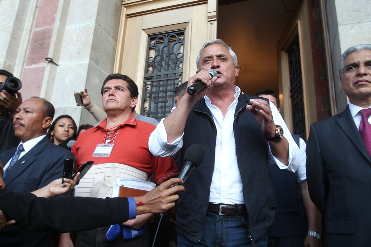 Otto Pérez  Molina también tuvo acercamiento con los maestros. (Foto Prensa Libre: Hemeroteca PL)