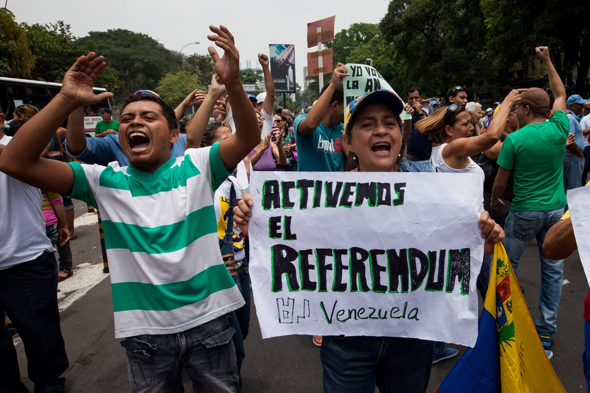 Opositores apoyan referendo revocatorio. (Foto Prensa Libre: EFE)
