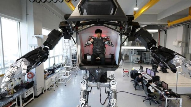 Method-2 está considerado como el primer robot bípedo tripulado del mundo. (GETTY IMAGES)
