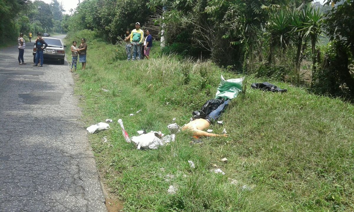 El cuerpo de un hombre fue hallado en la ruta a Santa Elena Barillas. (Foto Prensa Libre: Cortesía)