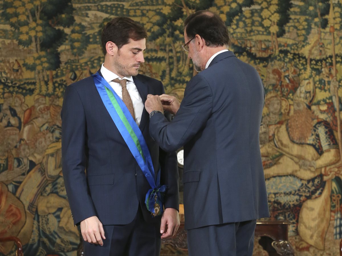 Iker Casillas, recibe la Gran Cruz de la Orden al Mérito Deportivo a manos del presidente del gobierno, Mariano Rajoy. (Foto Prensa Libre: EFE)