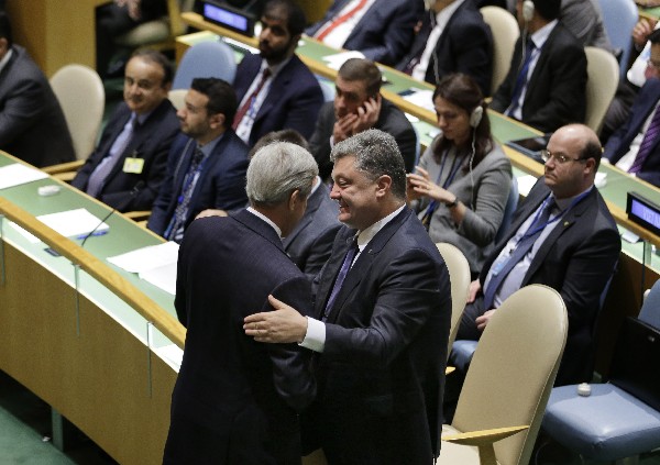 Jefes de Estado aprovechan  a saludarse durante la Asamblea General de la ONU mientras da su discurso algún mandatario. (Foto Prensa Libre: AP)
