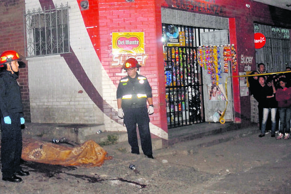 Henry David  Mendoza Argueta murió baleado la noche del sábado, en la zona 7 de Mixco. (Foto Prensa Libre: CBM)