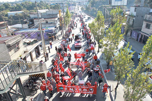 Decenas de  salubristas participan en la protesta organizada por el Frente Nacional de Lucha, la cual afectó a miles de personas en la capital.
