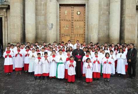 Un grupo de acólitos posa en el atrio de Catedral, junto al arzobispo Julio Vian,  quien anunció el primer Encuentro Arquidiocesano de Monaguillos, en noviembre.