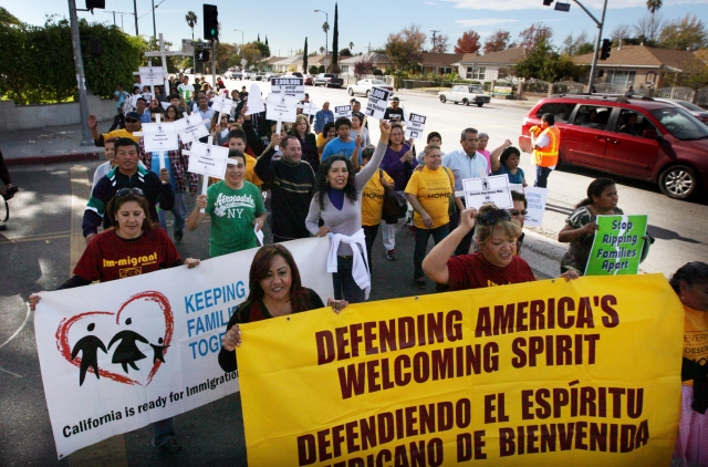 Los inmigrantes marchan en  North Hollywood exigiendo el cese de las deportaciones. (Foto Prensa Libre:AP)