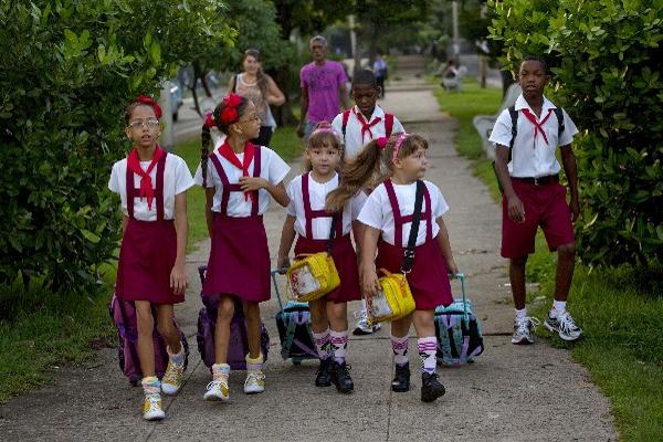 Un grupo  de mellizos se dirige a una escuela en La Habana, Cuba, donde  habitan seis más de ellos. (Foto Prensa Libre: AP)