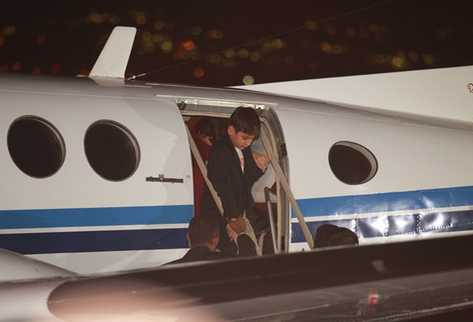 Roberto José Barreda Siekavizza, al descender de la avioneta. (Foto Prensa Libre: Esbin García)