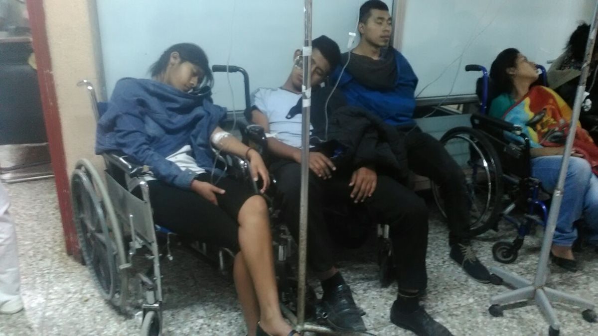 Intoxicados son atendidos en el Hospital Regional de Santa Cruz del Quiché. (Foto Prensa Libre: Óscar Figueroa)