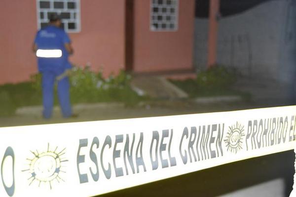 Autoridades resguardan el lugar donde murió baleado César Oswaldo Vargas, en Teculután. (Foto Prensa Libre: Víctor Gómez)