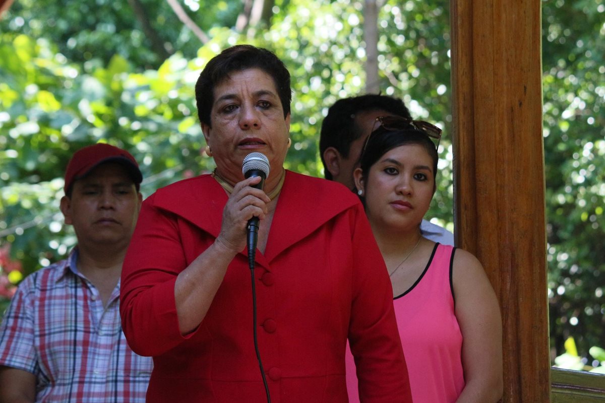 Leonor Toledo, gobernadora de Suchitepéquez, durante un acto público en Mazatenango. (Foto Prensa Libre: Cristian Icó Soto)