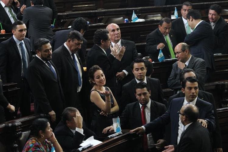 Diputados del Congreso durante la sesión del 13 de septiembre cuando intentaron reformar el Código Penal. (Foto Prensa Libre: Hemeroteca PL)