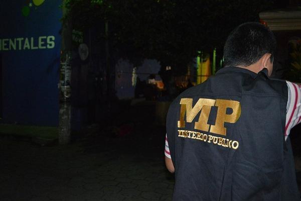 Investigadores reúnen evidencias en el lugar donde fue encontrado el cadáver de Tylor Orantes, en Zacapa. (Foto Prensa Libre: Víctor Gómez)