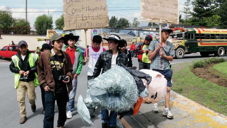Grupo de jóvenes que protesta contra el Gobierno sale de la ciudad de Quetzaltenango con rumbo a Nahualá, Sololá. (Foto Prensa Libre: Carlos Ventura)