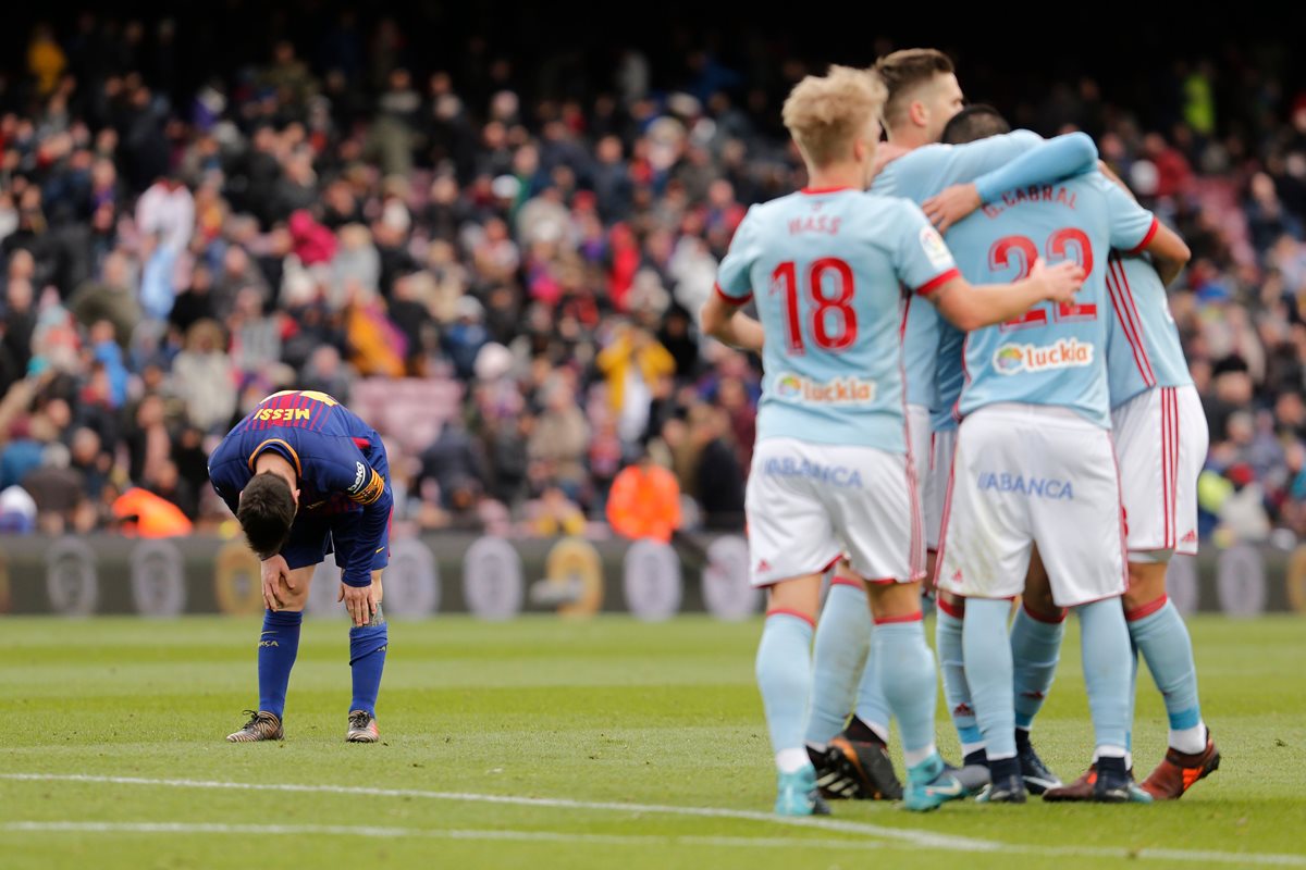 Messi no puede creer que a su equipo se le escapara el triunfo a 20 minutos del pitazo final. (Foto Prensa Libre: AFP)