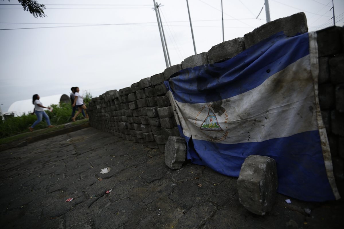 Barricada que instalaron estudiantes en la Universidad Nacional Autónoma de Nicaragua. Estudiantes de la Upoli abandonaron las instalaciones. (Foto Prensa Libre: EFE)