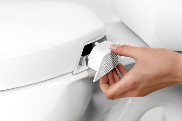 Moderno retrete utiliza filtros de carbón que duran seis meses. (Foto Prensa Libre: AP)