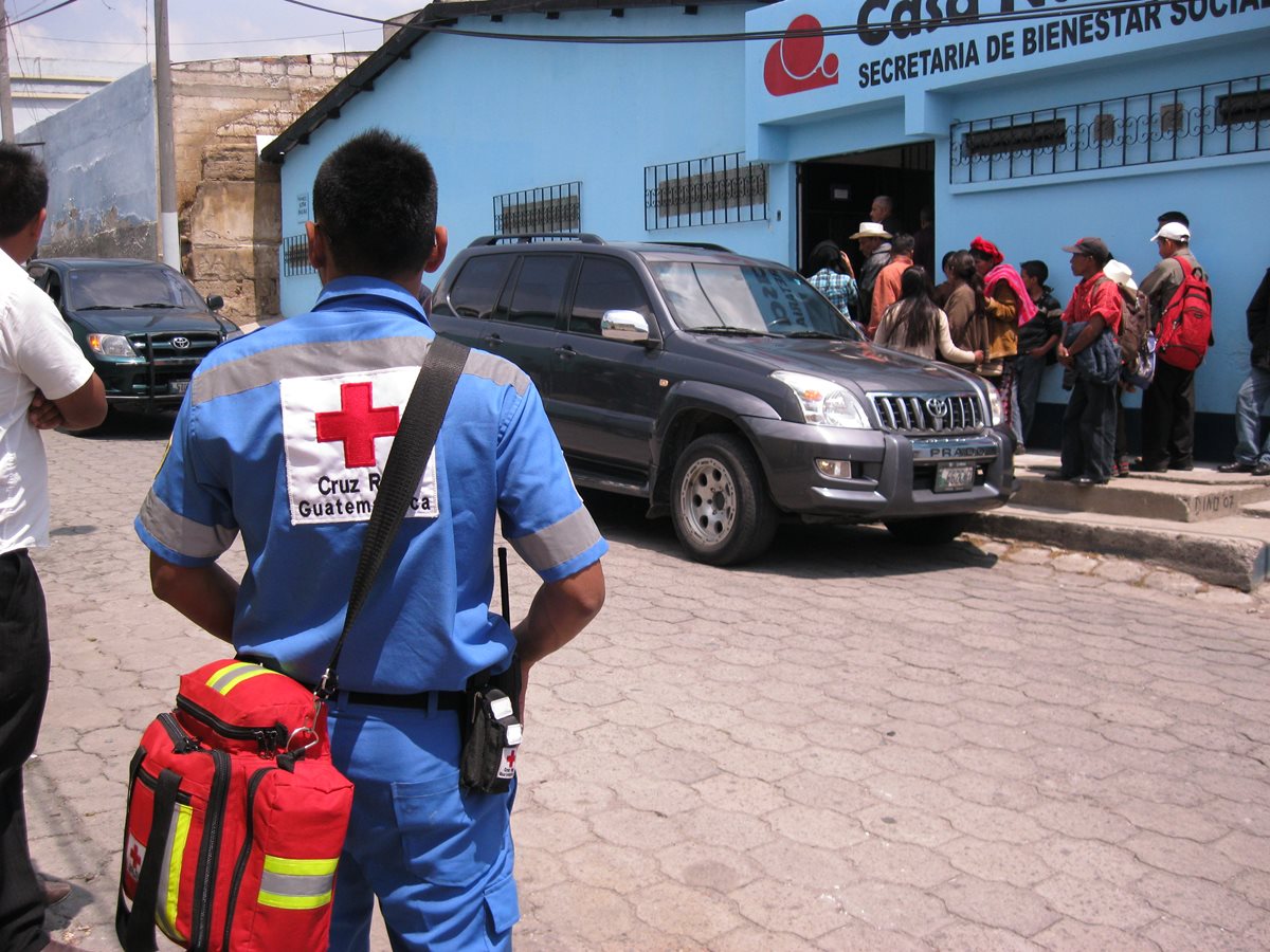 Lugar de la Cruz Roja a donde son llevados los menores.(Foto Prensa Libre: María José Longo)