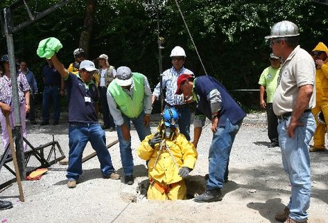 Un empleado de la Empresa Municipal de Agua, cuando se disponía a bajar por  colector, pero la inspección se suspendió.