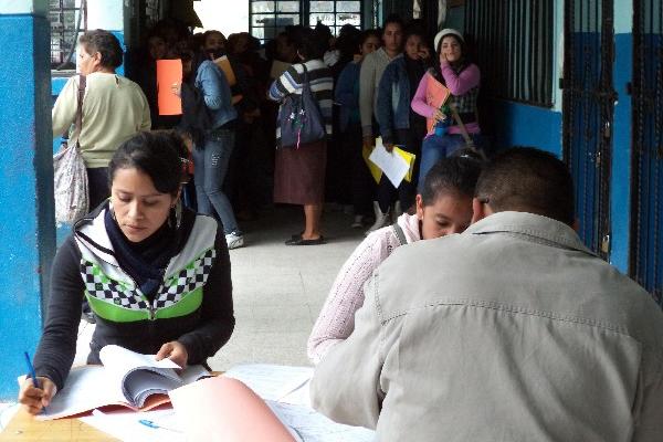 Integrantes de la junta calificadora  revisan expedientes de  maestros que aspiran a una plaza.