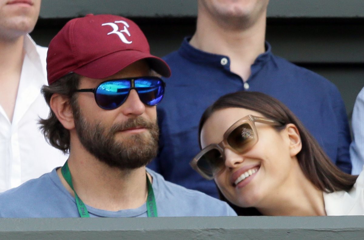 El actor Bradley Cooper y la modelo Irina Shayk se encuentran en el campeonato de tenis de Wimbledon. (Foto Prensa Libre: AP)