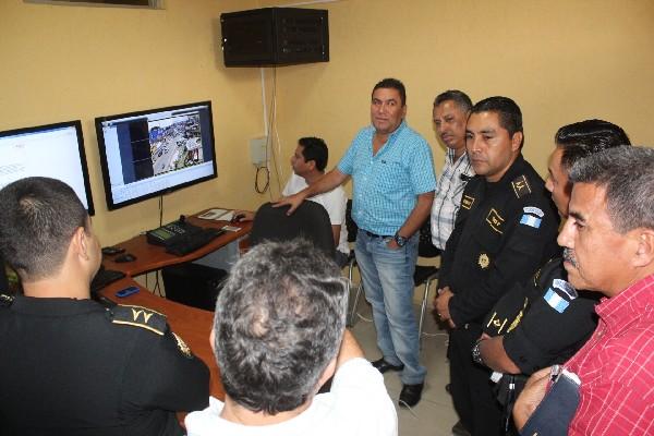 Autoridades de la comuna y de la PNC supervisan el funcionamiento del equipo,  en la oficina de monitoreo.