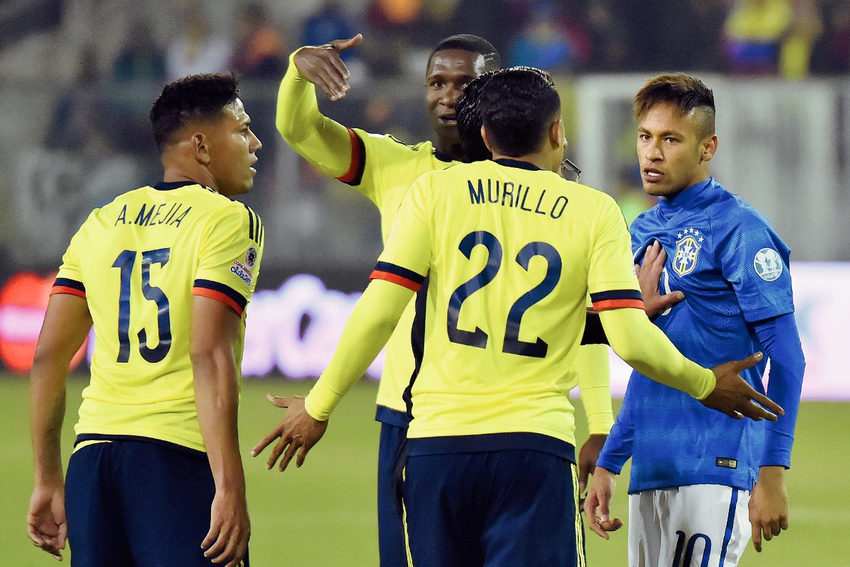 Neymar se mostró muy molesto al finalizar el partido contra Colombia. (Foto Prensa Libre: AFP)