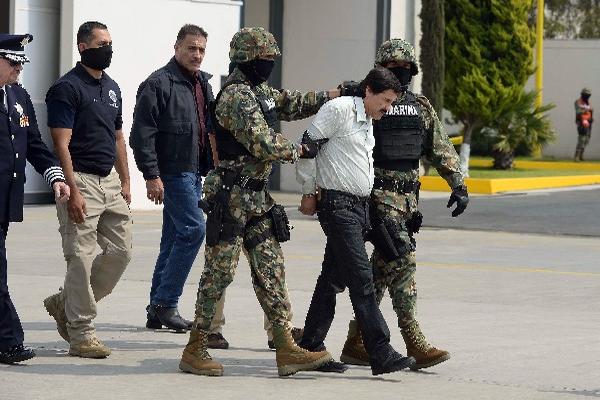 Joaquín el  Chapo Guzmán —camisa blanca— fue capturado el sábado último en Mazatlán, México, y llevado a la cárcel El Altiplano. (Foto Prensa Libre: AFP)