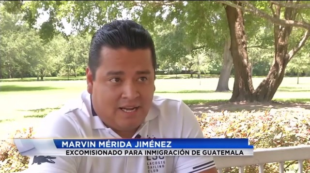 El exembajador Marvin Mérida dio una entrevista a Telemundo Orlando sobre denuncia presentada contra Mayra Véliz. (Foto Prensa Libre: Telemundo)