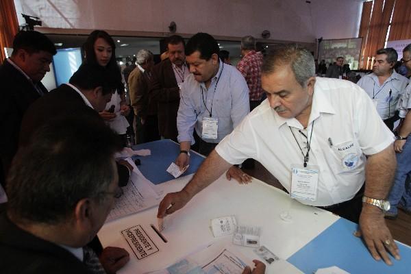 Abel Sandoval, alcalde de Oratorio, Santa Rosa,  emite su voto en la asamblea, a la que  acudieron 177 ediles, de 334.