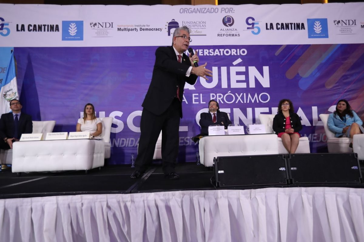 El candidato a fiscal general, Miguel Ángel Gálvez, fue uno de los más dinámicos al momento de su intervención en el conversatorio. (Foto Prensa Libre: Esbin García)
