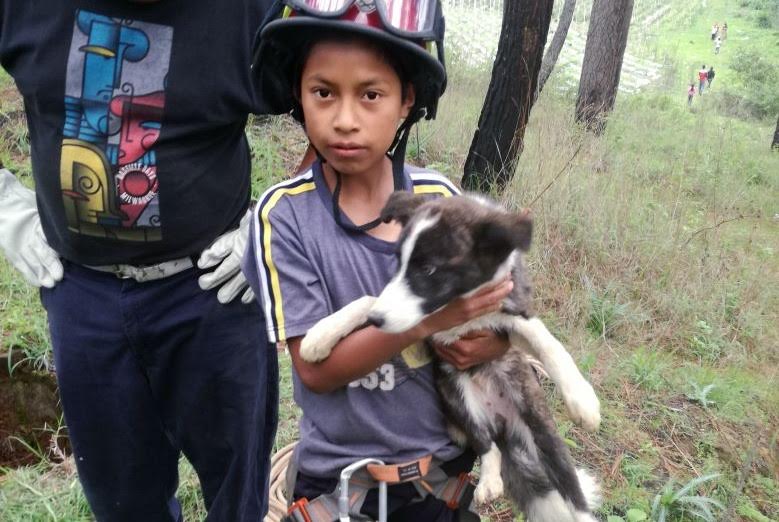 El niño Juan recupera a su perro Boby luego de haber caído a un pozo en El Tejar, Chimaltenango. (Foto Prensa Libre: Víctor Chamalé)
