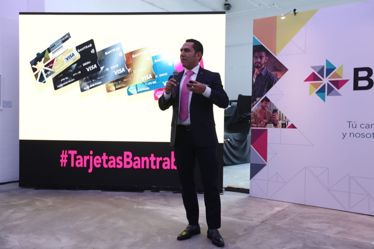 Herbert Hernández, director División Comercial del Bantrab informó sobre las nuevas opciones de tarjeta de crédito que ofrecerá el banco a partir de diciembre del 2018. (Foto Prensa Libre: Esbin García)