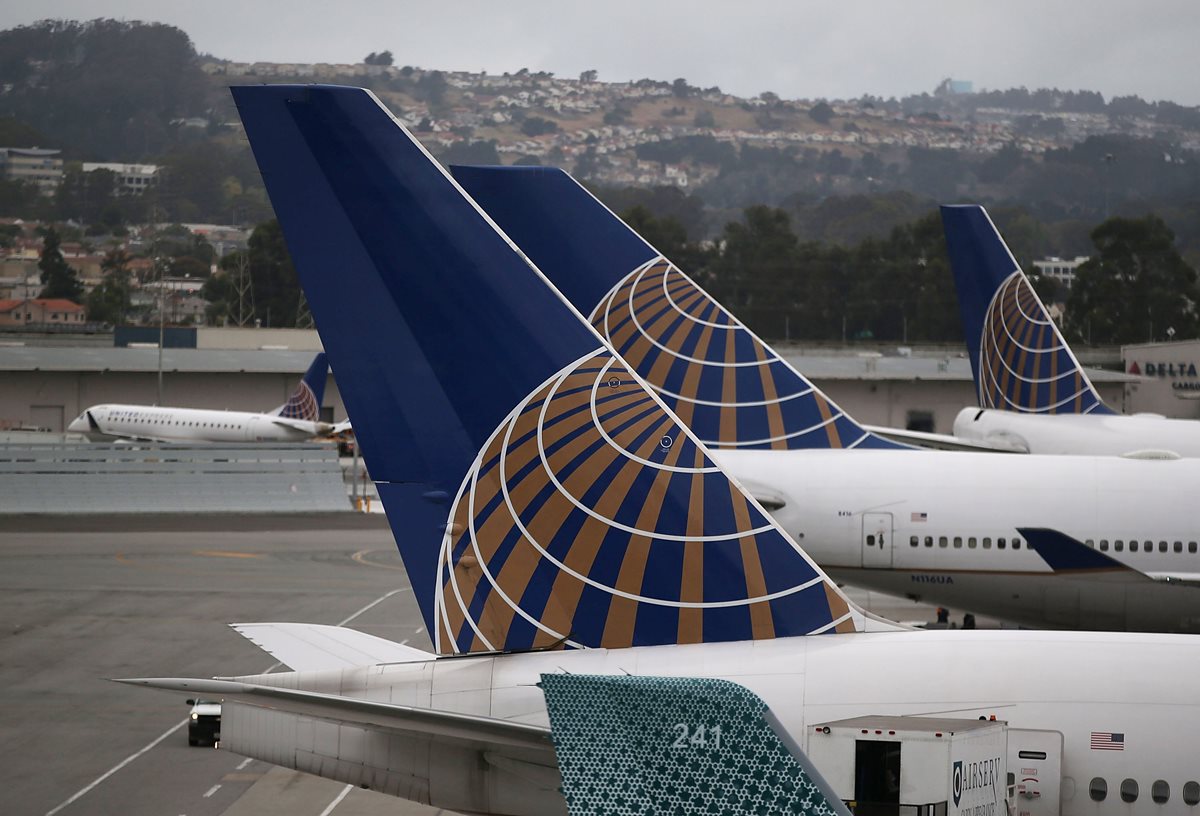 La aerolínea internacional United Airlines afronta dificultades por escándalo con pasajero. (Foto Prensa Libre: AFP)
