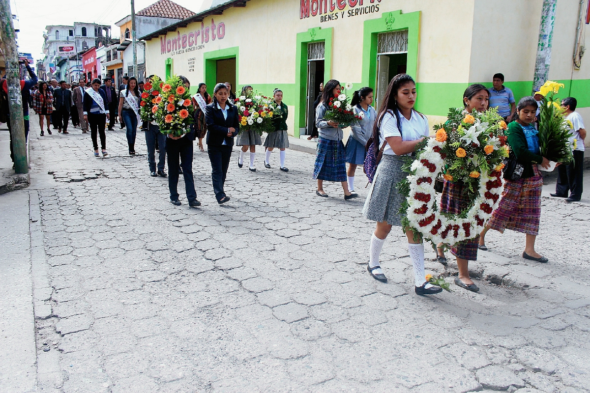 La comunidad educativa de Quiché rinde homenaje póstumo a los maestros fallecidos, en Santa Cruz del Quiché. (Foto Prensa Libre: Óscar Figueroa)