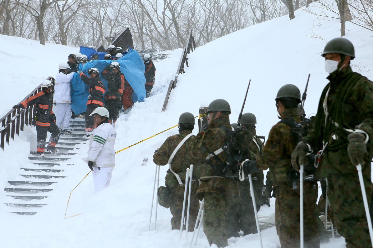 Perecen estudiantes y profesor por avalancha de nieve en Japón. (Foto Prensa Libre: AFP)