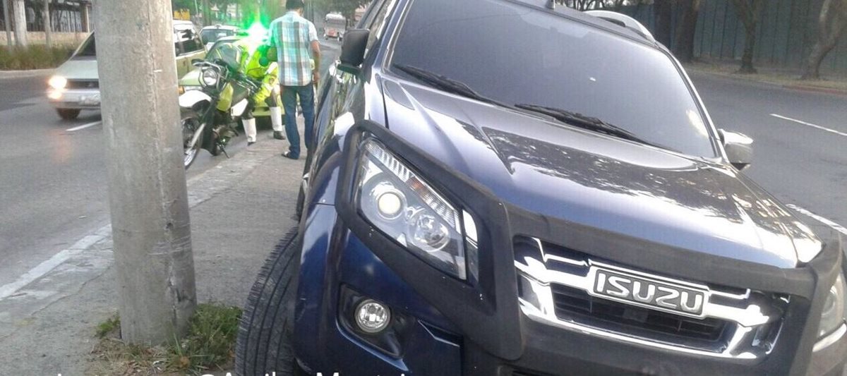 Dos hombres sospechosos de estar ebrios empotraron camioneta y destruyeron neumático en banqueta de la Zona 3. (Foto Prensa Libre: Amilcar Montejo)