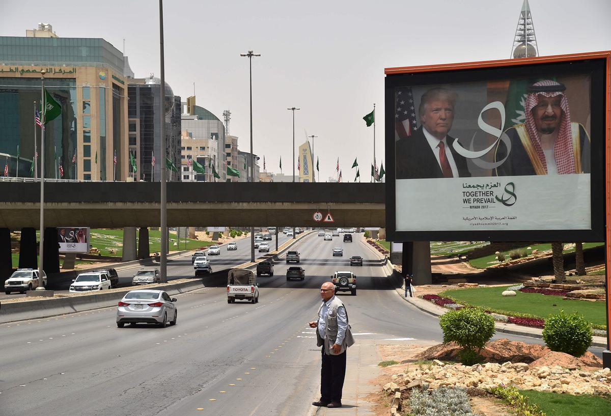 Una valla en Riad, Arabia Saudí, informa de la visita de Trump. (Foto Prensa Libre: AFP)