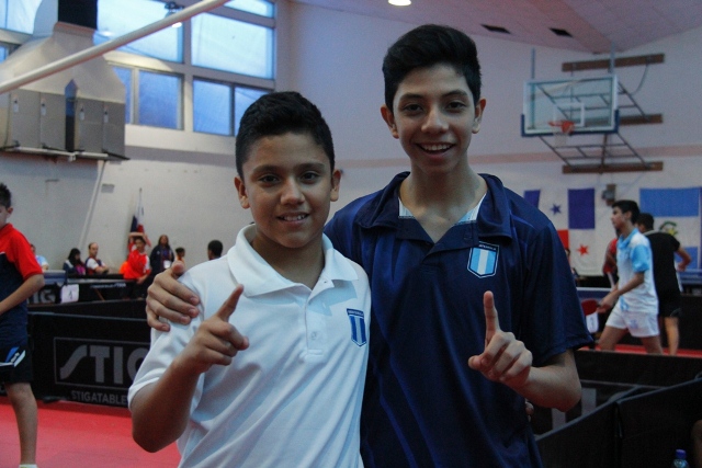 Los atletas nacionales posan para las cámaras, después del triunfo. (Foto Prensa Libre: Cortesía COG)