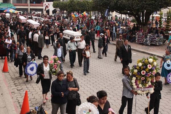El sepelio recorrió varias calles de San Pedro Sacatepéquez. (Foto Prensa Libre: Aroldo Marroquín)